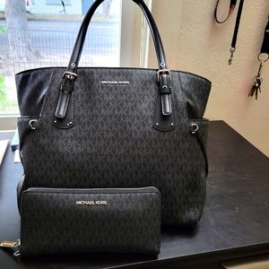 Signature Voyager East West Tote & Logo Jet Set Travel Continental Wallet Set